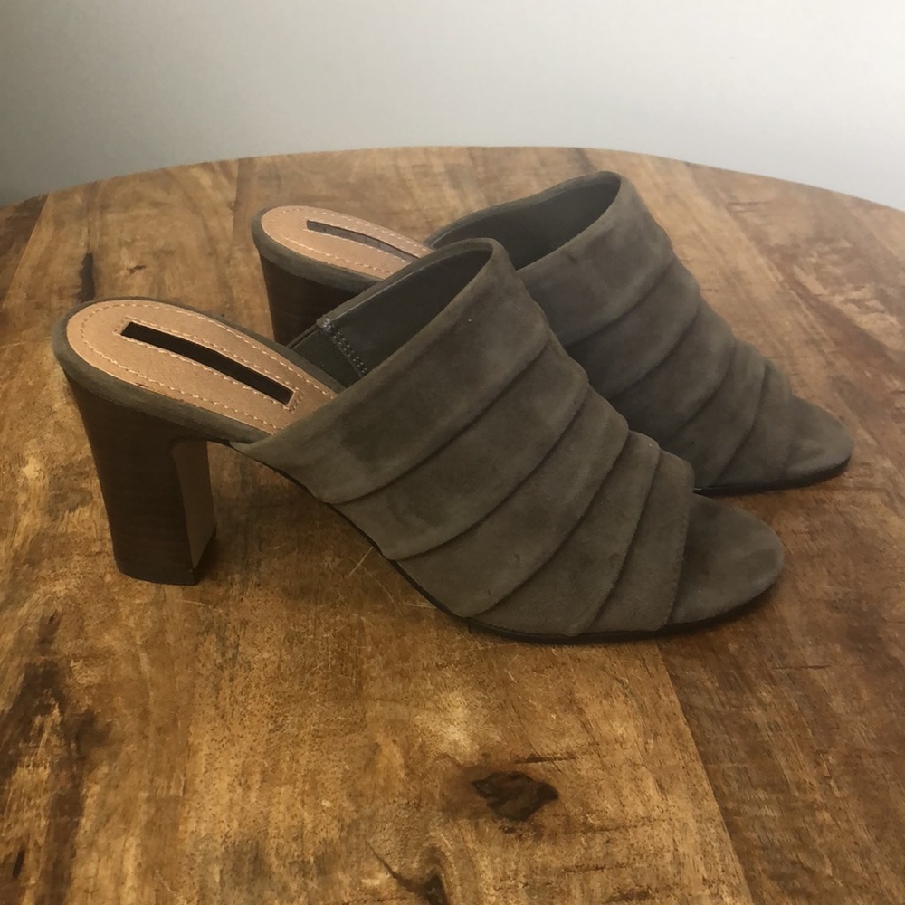 Tahari Green Suede like shoes, open toe, chunky heel, size 6, brand new w/o box